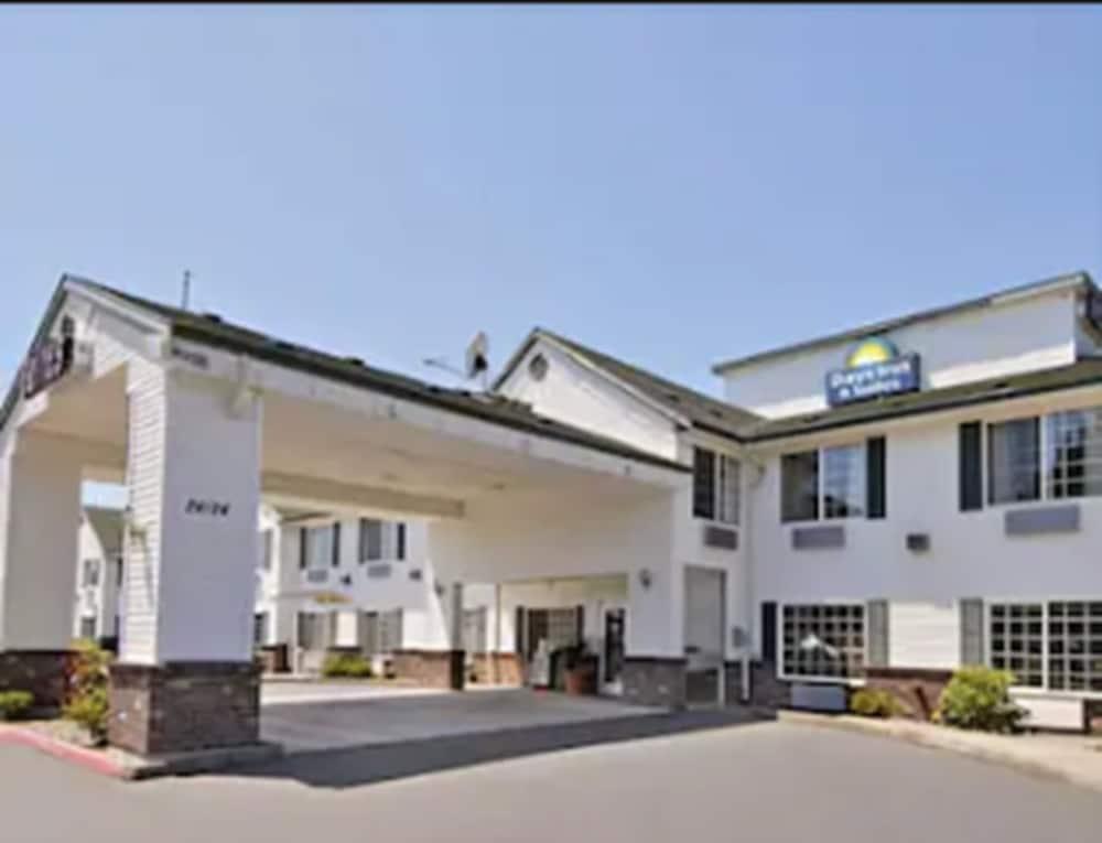 Days Inn & Suites By Wyndham Gresham Exterior photo