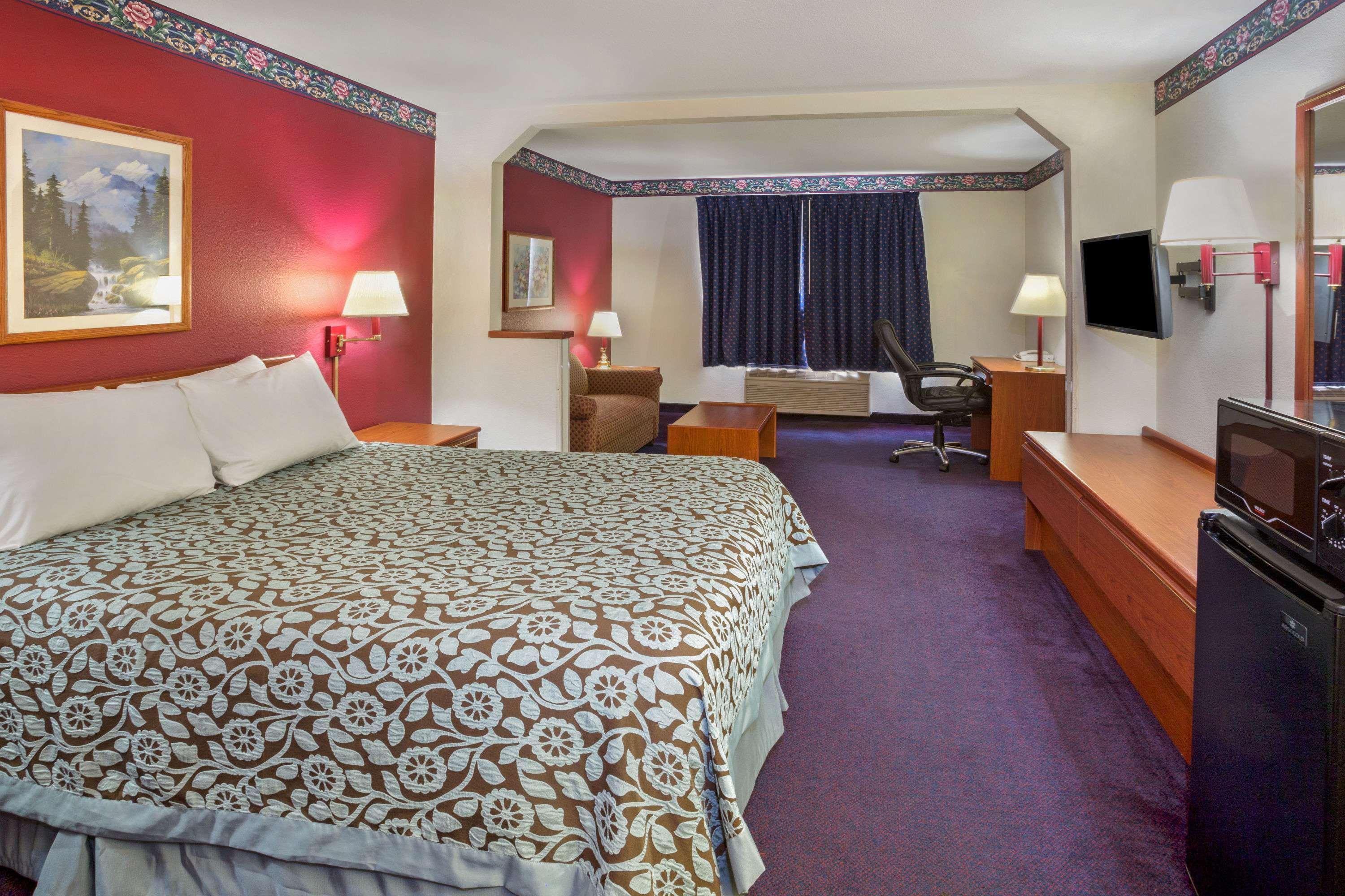 Days Inn & Suites By Wyndham Gresham Exterior photo