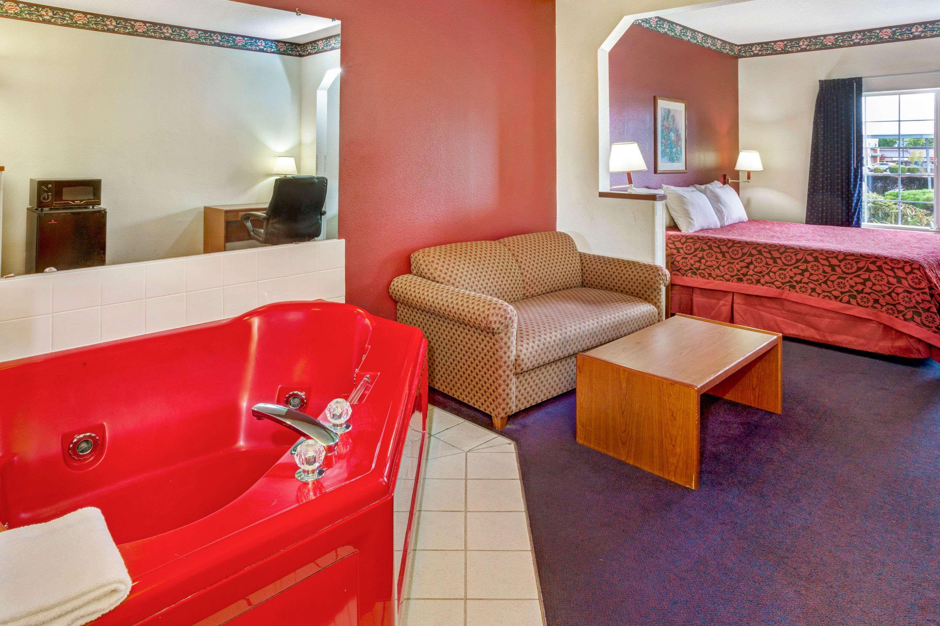 Days Inn & Suites By Wyndham Gresham Exterior photo