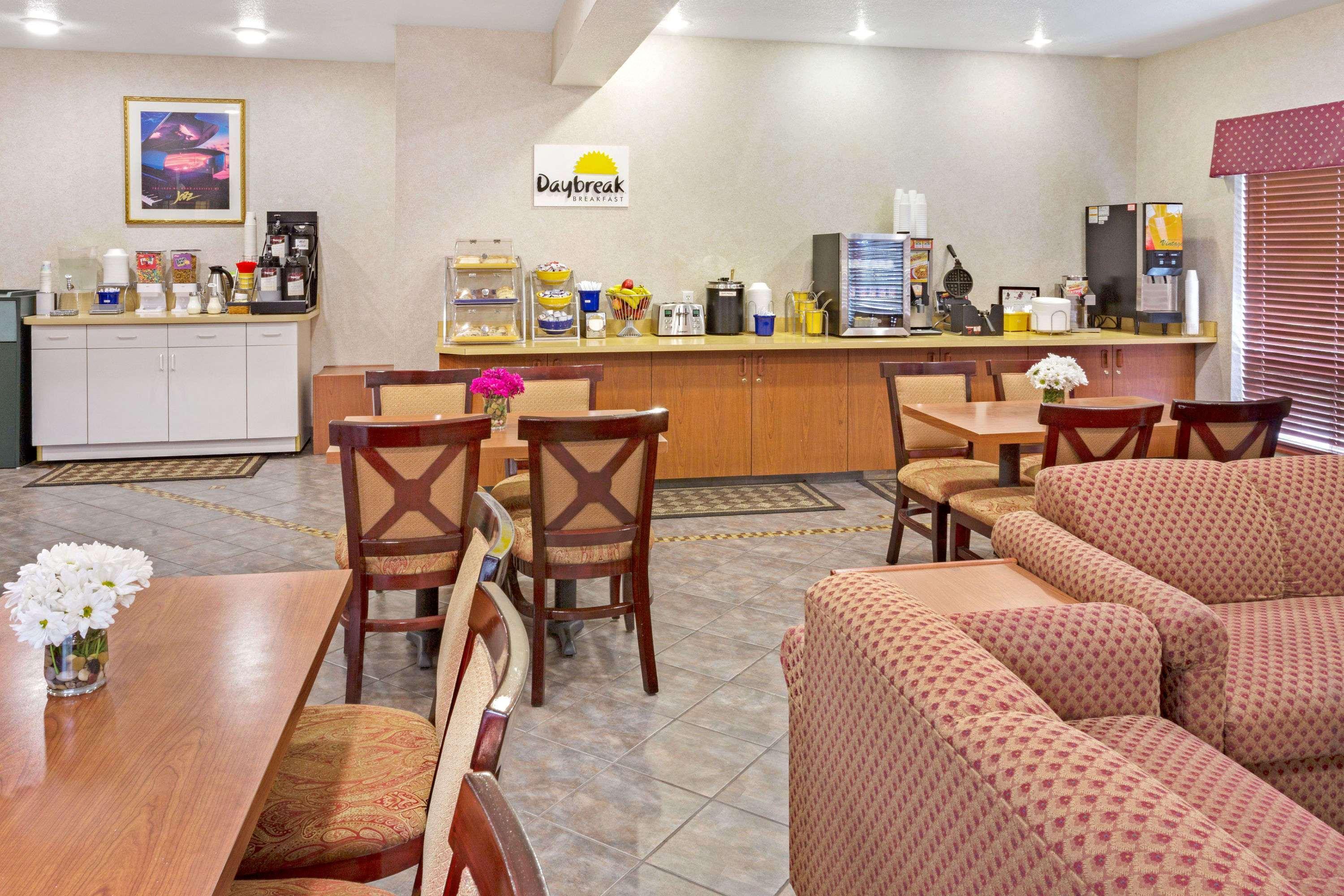 Days Inn & Suites By Wyndham Gresham Exterior photo